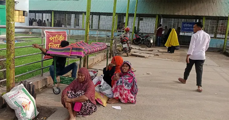 মরদেহ নিয়ে অ্যাম্বুলেন্সের অপেক্ষায় স্বজনরা